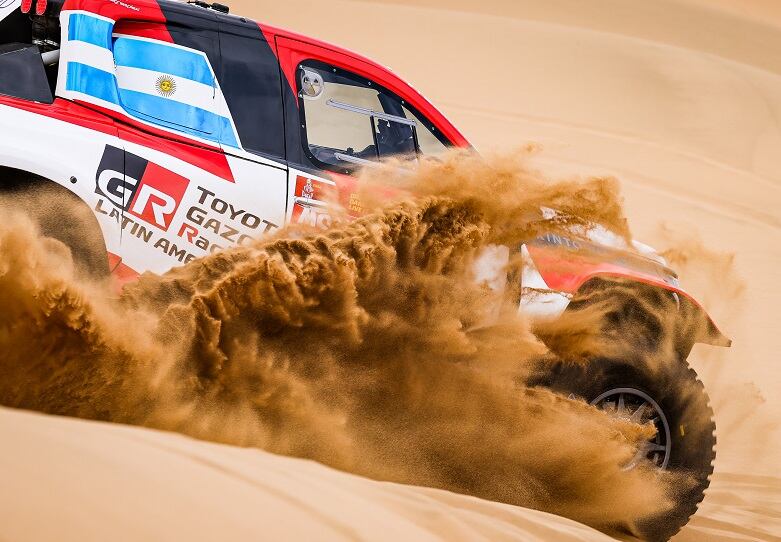 Juan Cruz Yacopini, al comando de su Toyota Hilux en el Dakar 2022.