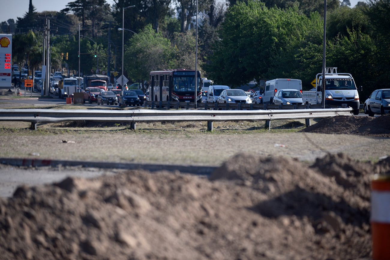 Caos de tránsito en avenida Valparaíso por obras de acceso a Circunvalación. (Ramiro Pereyra / La Voz)