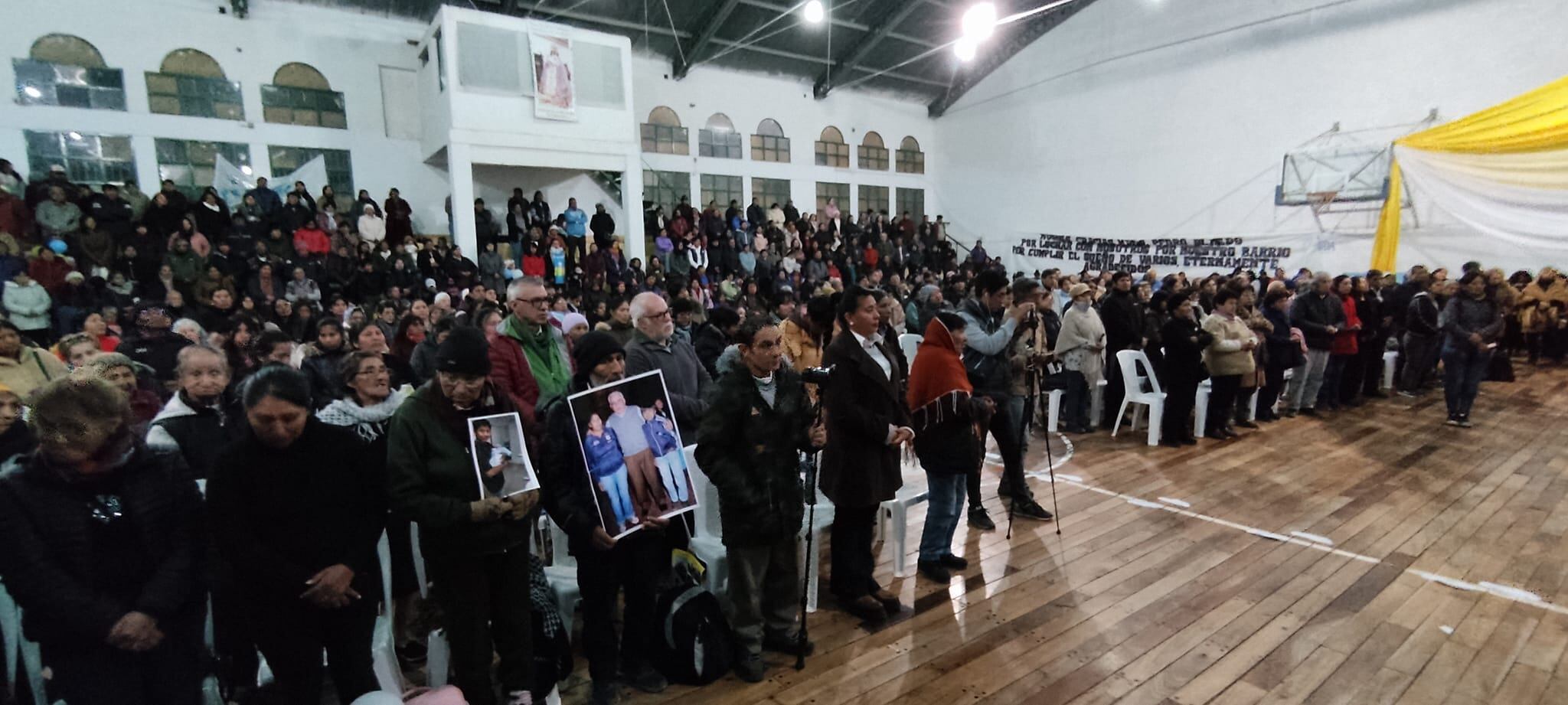 El complejo deportivo "Nuestra Señora de la Candelaria" fue el escenario del último oficio celebrado por el padre Pedro ante su comunidad, que asistió masivamente a su despedida.