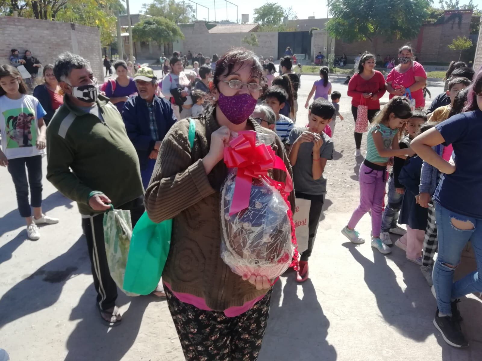 Huevos de pascua solidarios: dos mujeres prepararon más de 1.000 huevos para entregar en dos merenderos mendocinos. Foto: Gentileza Gabriela Carmona.