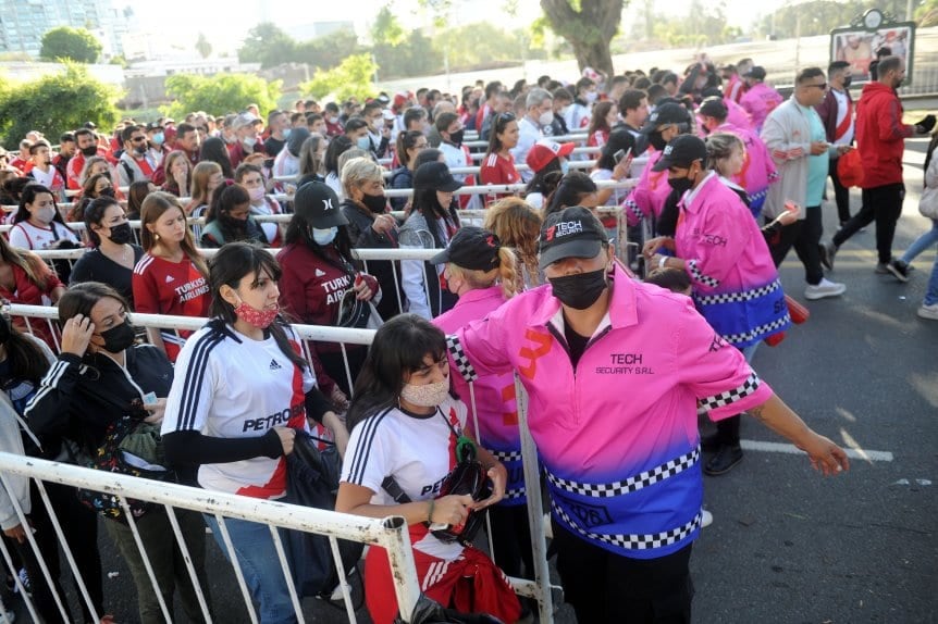 River sancionará a los hinchas que intentaron entrar al estadio sin entrada