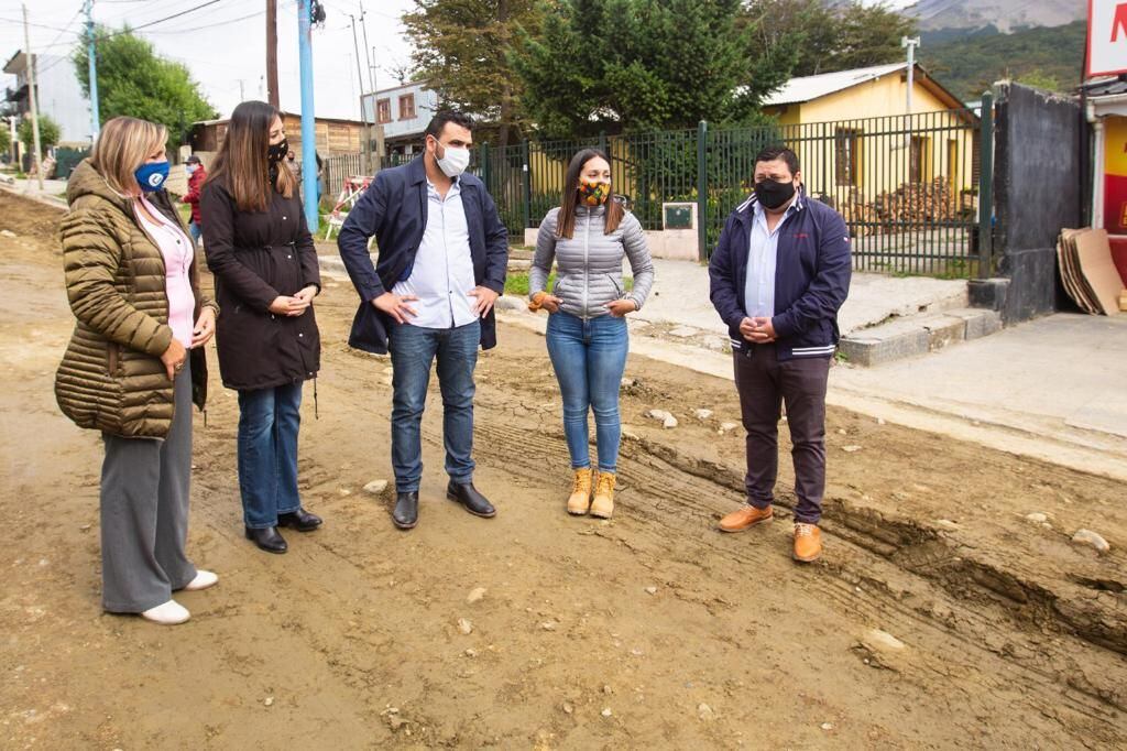 El intendente de Ushuaia Walter Vuoto recorrió junto a la legisladora provincial Laura Colazo y al concejal Gabriel de la Vega las obras de pavimentación.