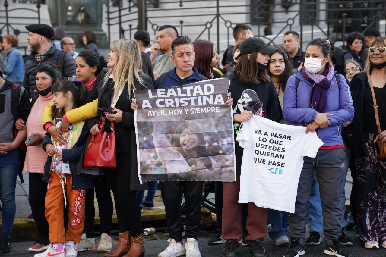 Los manifestantes, con señales de cariño y apoyo para con la vicepresidenta.