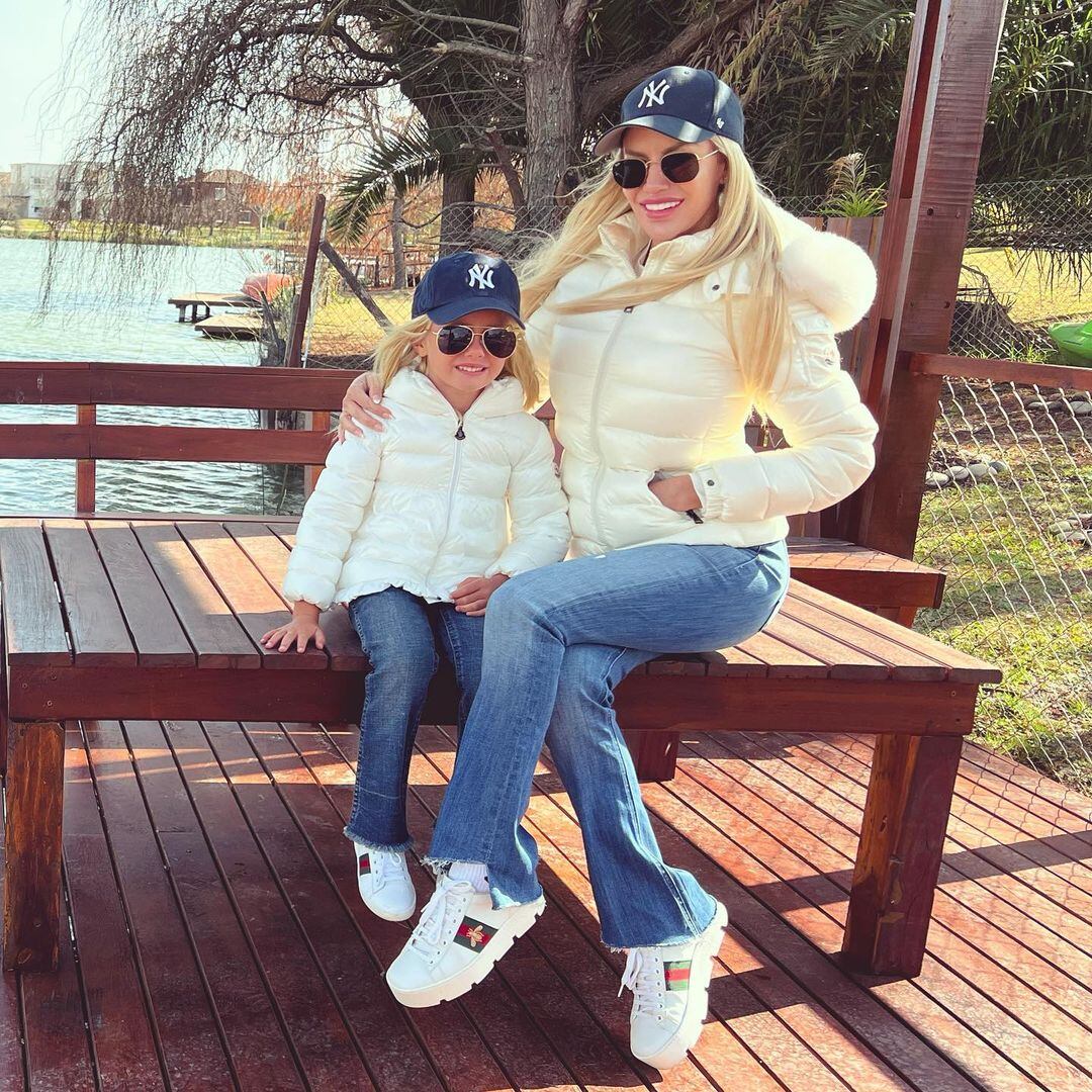 Luciana y Matilda con looks combinados.