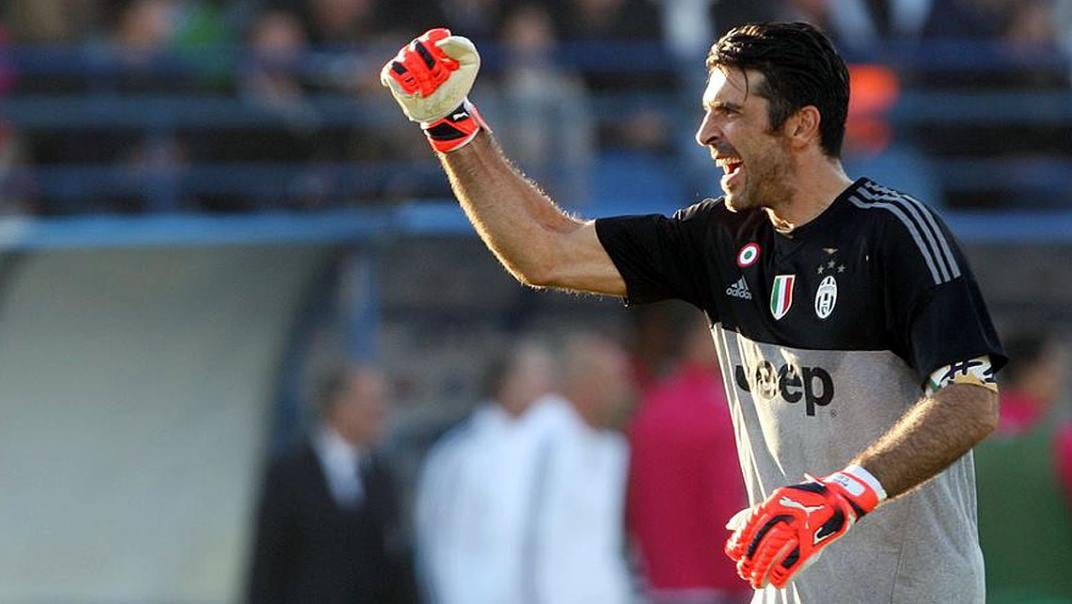 Buffon, comprometido en defender el arco.