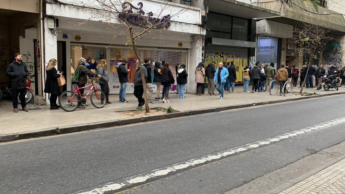 Los seguidores del Salmón empezaron a reunirse temprano en el microcentro.