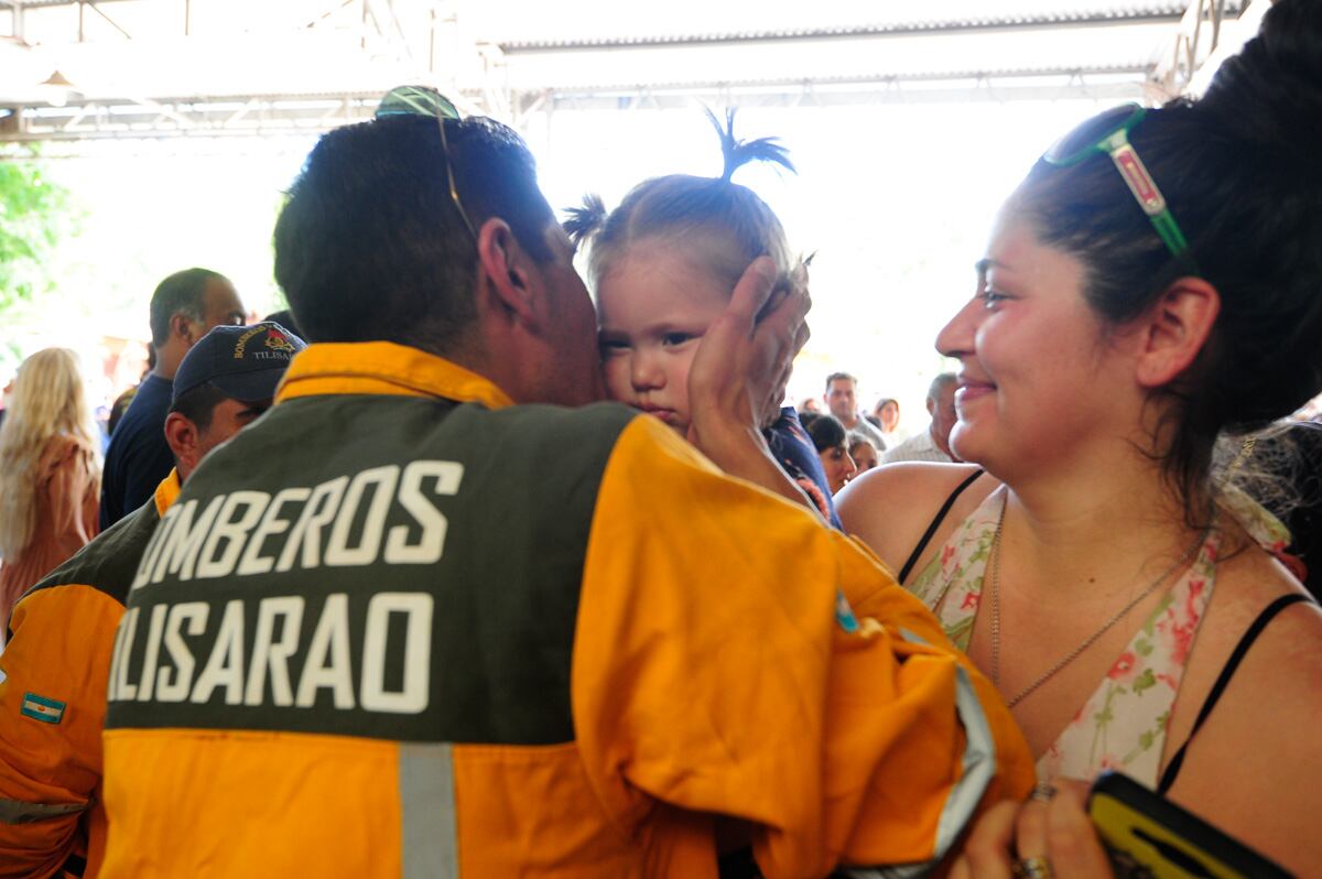 Reencuentro de un bombero con la familia.