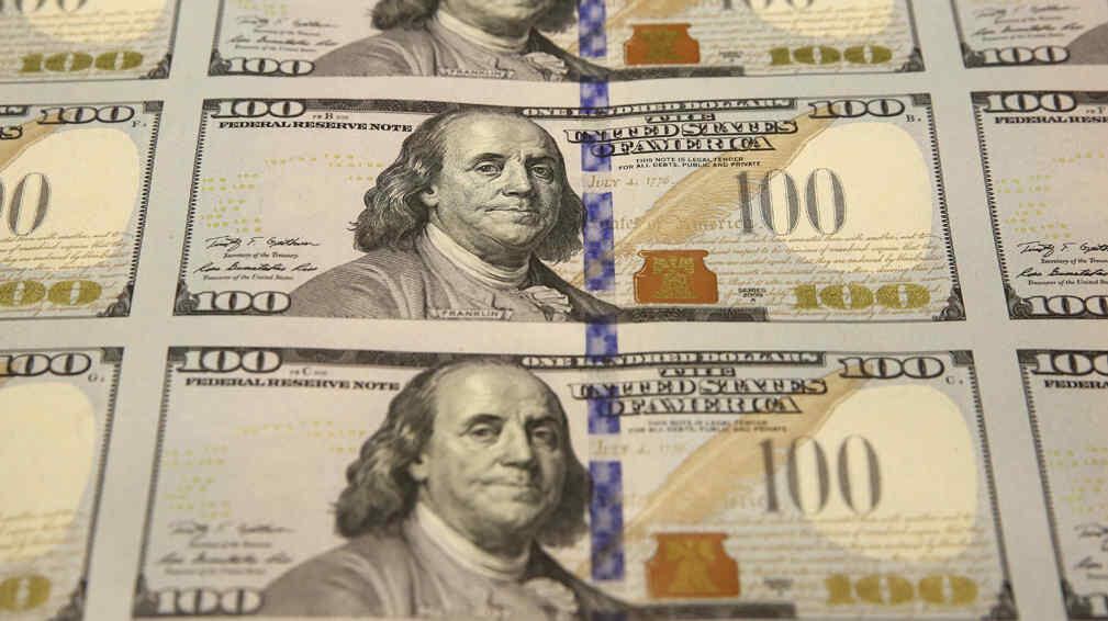 El dólar cerró la semana por encima de los $305. Foto: AP/Archivo.