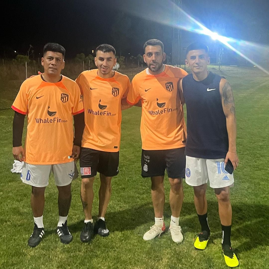 Ángel Correa jugó un partido con amigos y su representante.