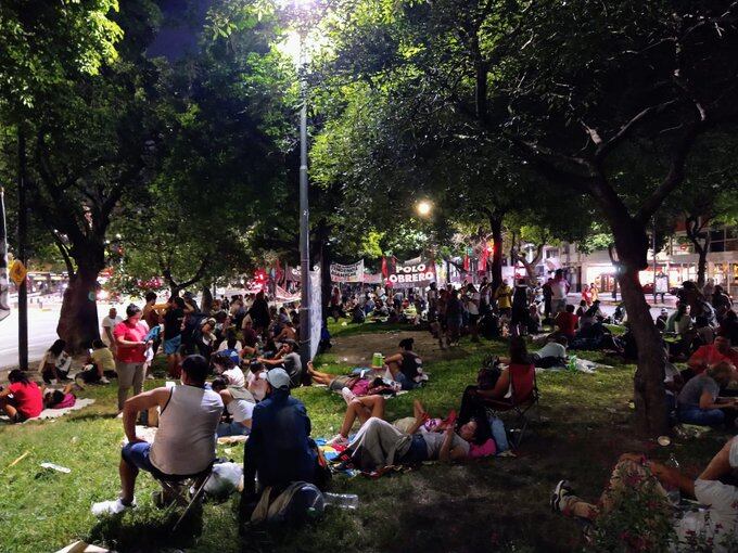 Tras la negativa de haber sido recibidos durante este miércoles, algunos manifestantes decidieron acampar esperando respuestas por parte del Ministerio de Desarrollo Social.