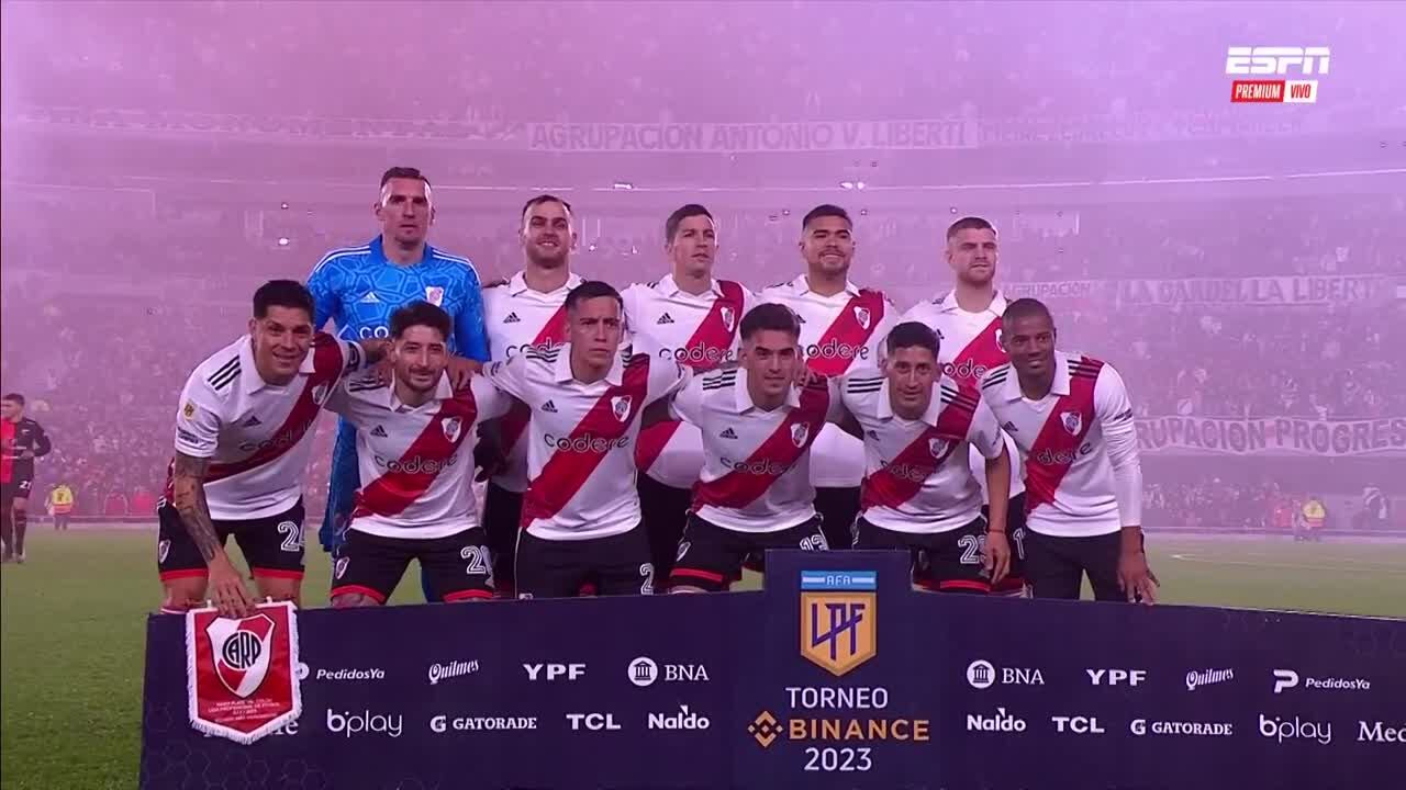 River posando para los fotógrafos en el Monumental junto a su gente (Captura de TV)