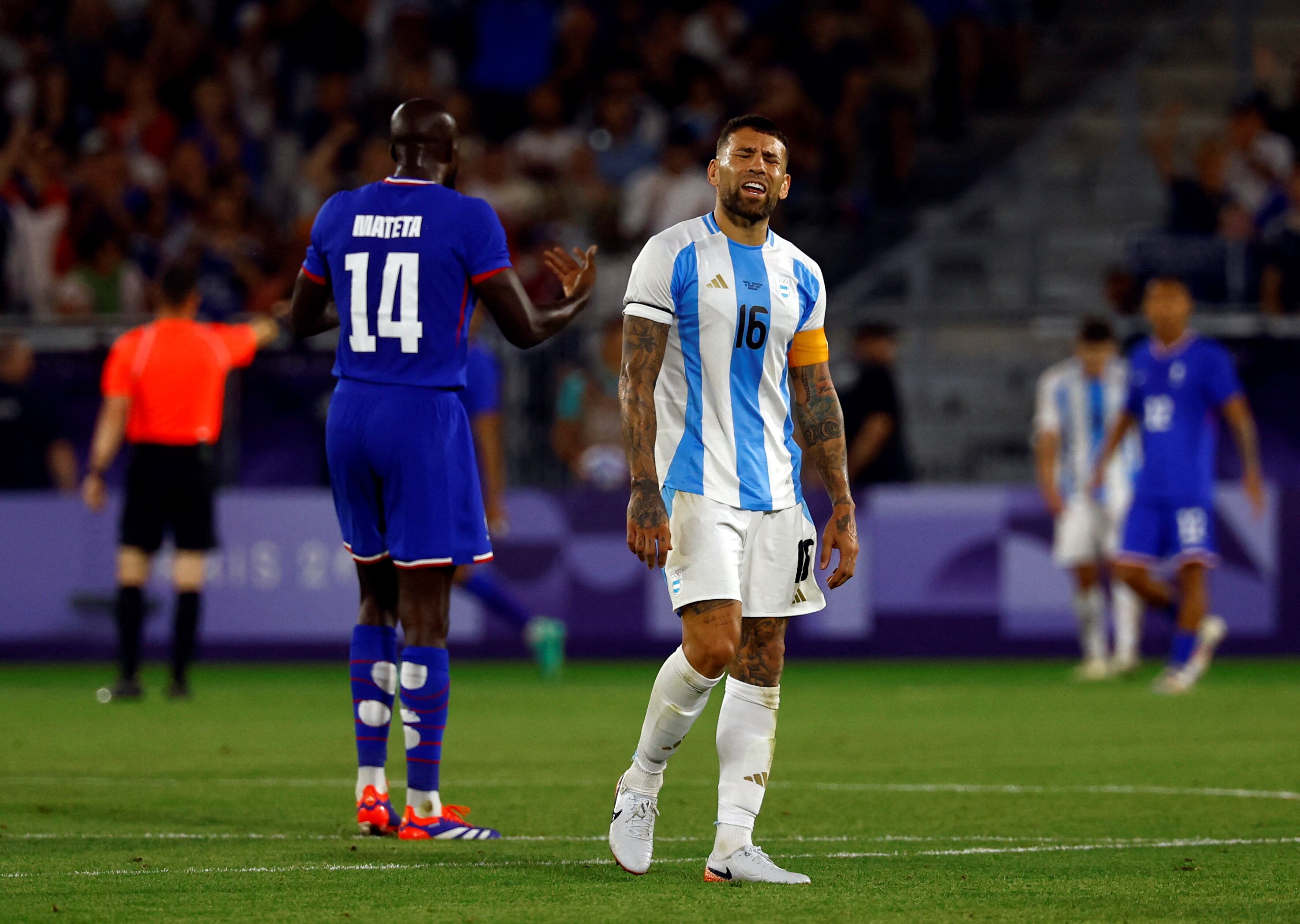 Otamendi en el partido con Francia.