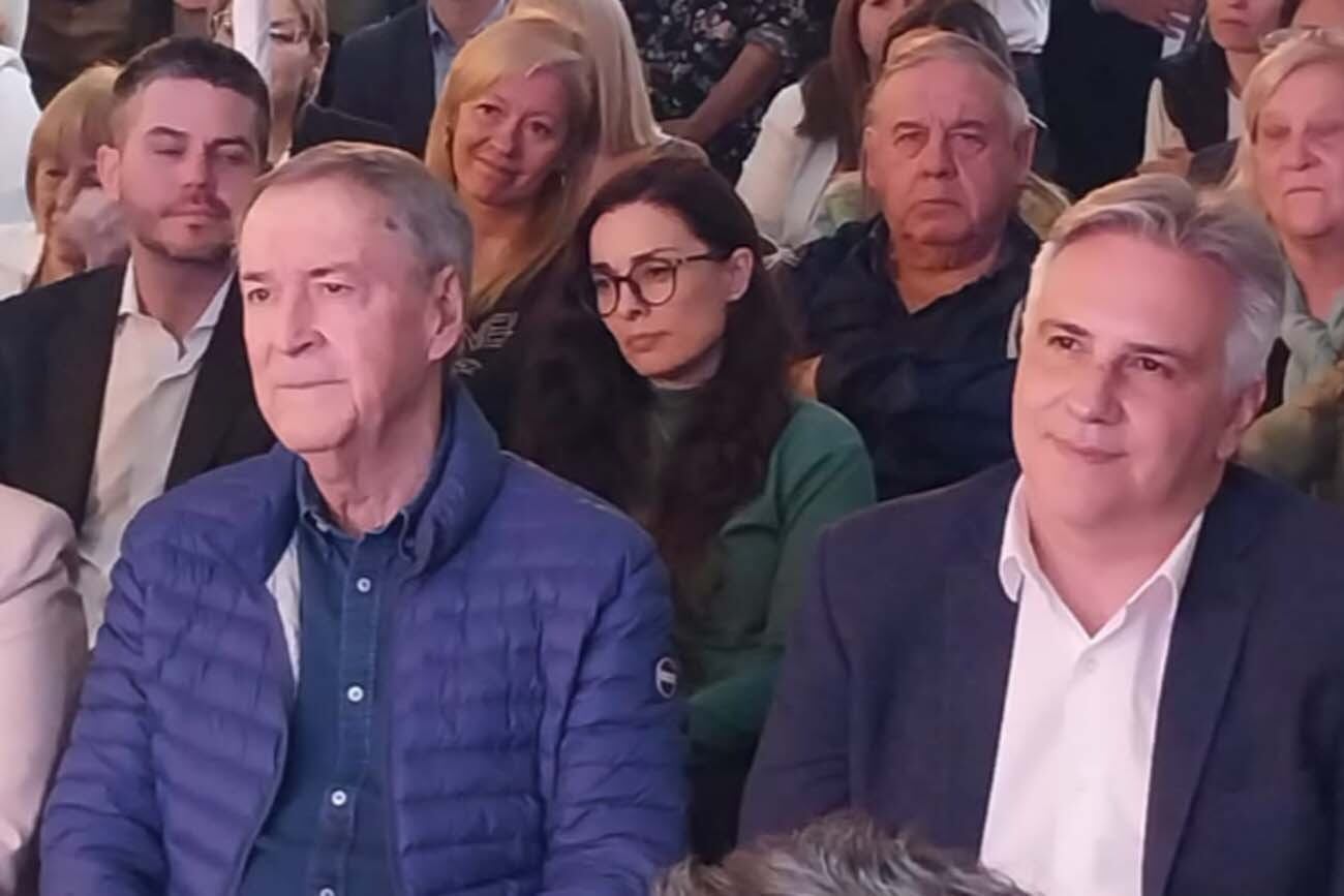 Juntos. El gobernador Martín Llaryora compartió con su antecesor Juan Schiaretti el homenaje a Sonia Torres.