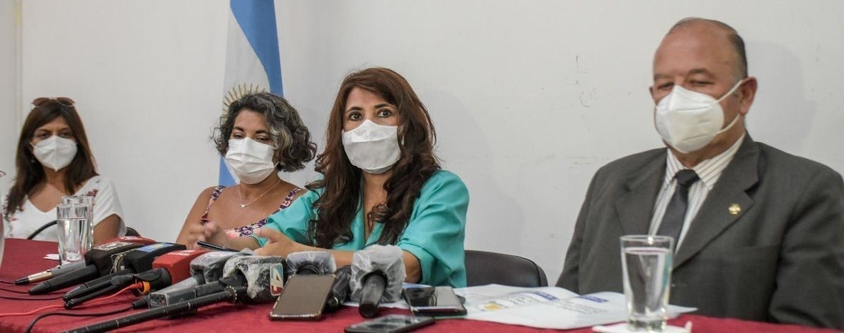 El ministro de Seguridad provincial, Luis Martín, y la presidenta del Consejo Provincial de la Mujer y titular del CINDAC Jujuy, Alejandra Martínez, encabezaron la conferencia de prensa que presentó el Informe.