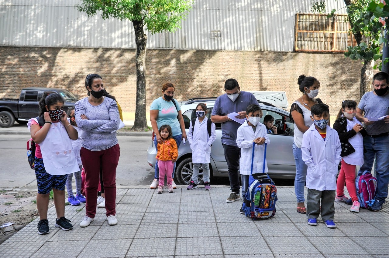 Miles de alumnos porteños volvieron a clases presenciales tras casi un año. (Clarín)