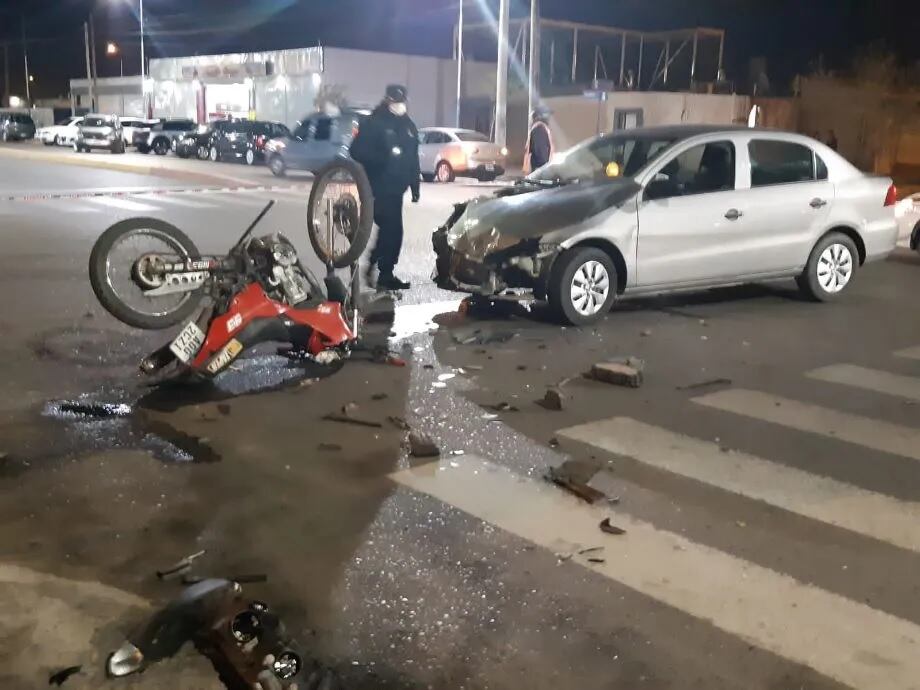 Tanto el auto como la moto quedaron muy dañadas.