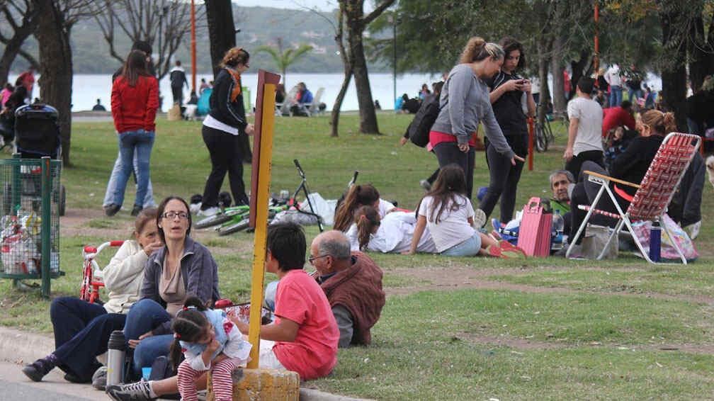 Dos semanas después. La costanera de Villa Carlos Paz, en los recientes feriados de Semana Santa. Ahora, esperan algo menos de turistas (La Voz/Archivo).