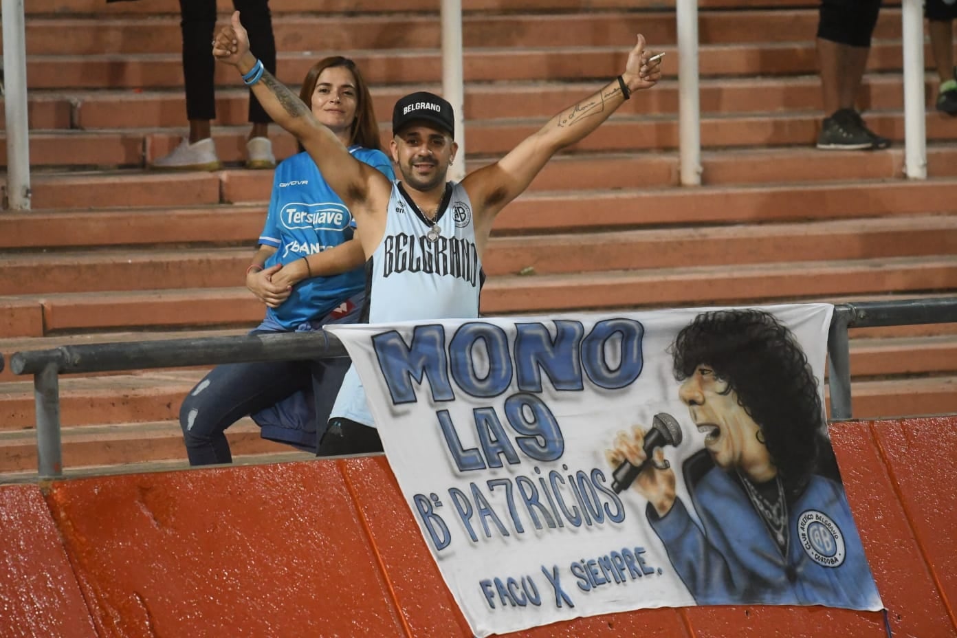 Los fanáticos de Belgrano que viajaron a Mendoza. (Gentileza Los Andes).