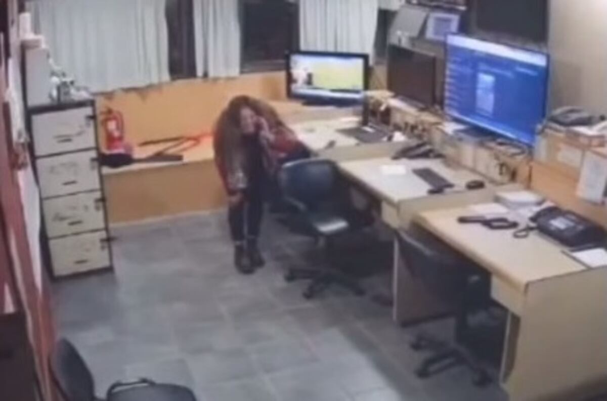Se cayó en el trabajo, quedó filmada por las cámaras y el desopilante video se viralizó en Córdoba