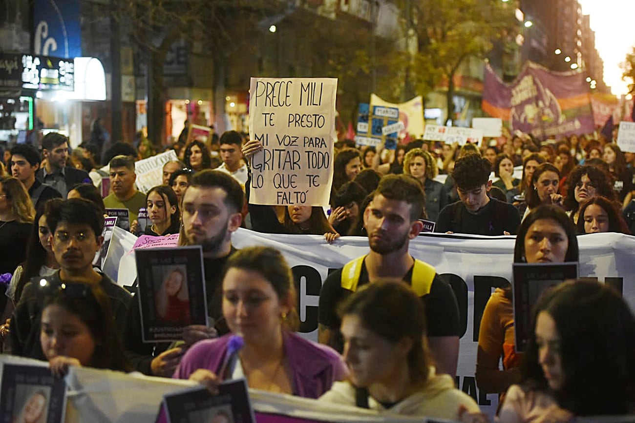 Comenzó y es multitudinaria la marcha Ni Una Menos en Córdoba. (La Voz/Facundo Luque)