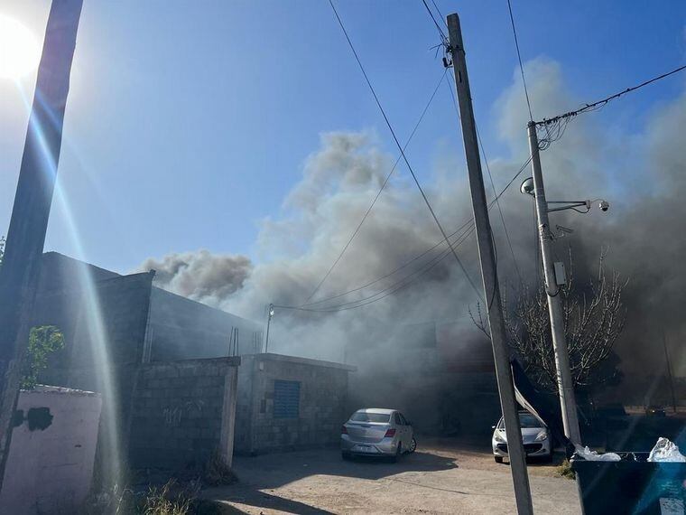 Dos casas y un local de maderas corrieron riesgo de ser alcanzadas por el fuego.