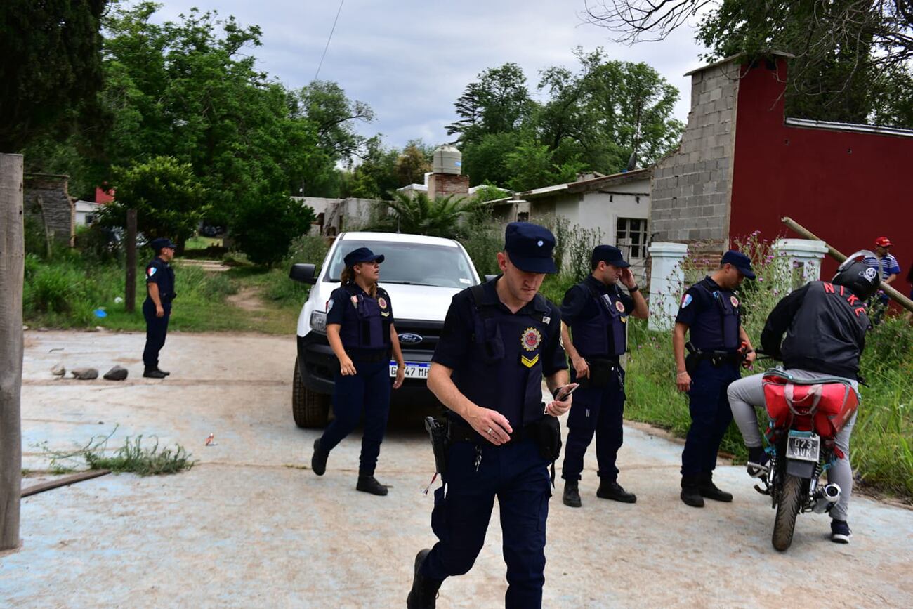 Desalojan familias estafadas con la compra de terrenos en Villa Rivera Indarte, Córdoba. (José Gabriel Hernández / La Voz)