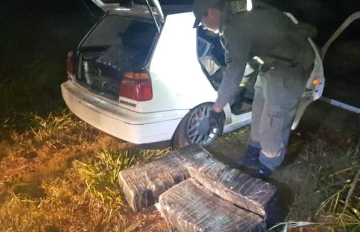 Secuestran contrabando de marihuana transportado en un vehículo en Jardín América.