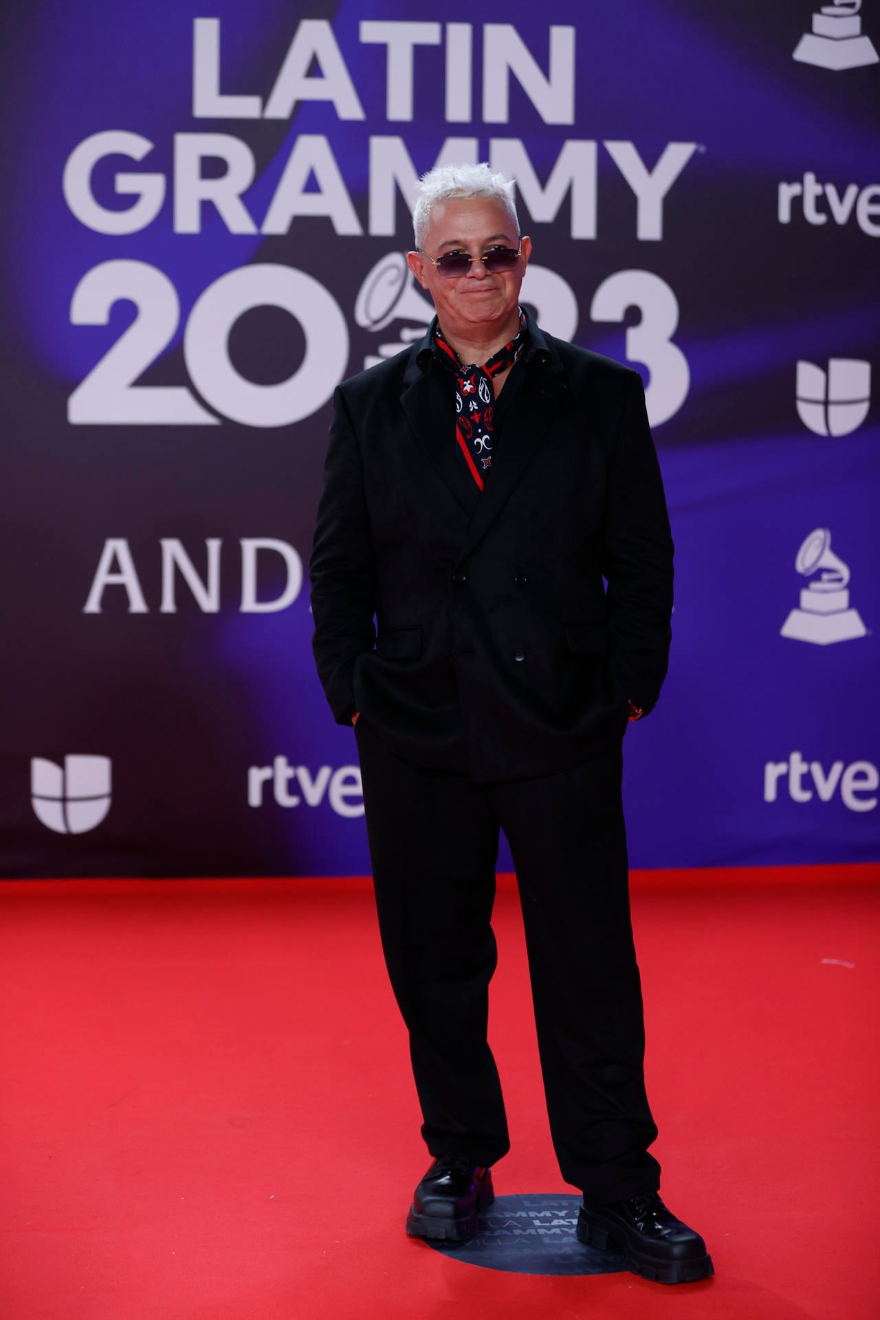 SEVILLA. 16/11/2023.- El cantante Alejandro Sanz posa para los fotógrafos en la alfombra roja de la gala anual de los Latin Grammy, este jueves en Sevilla. EFE/Jorge Zapata
