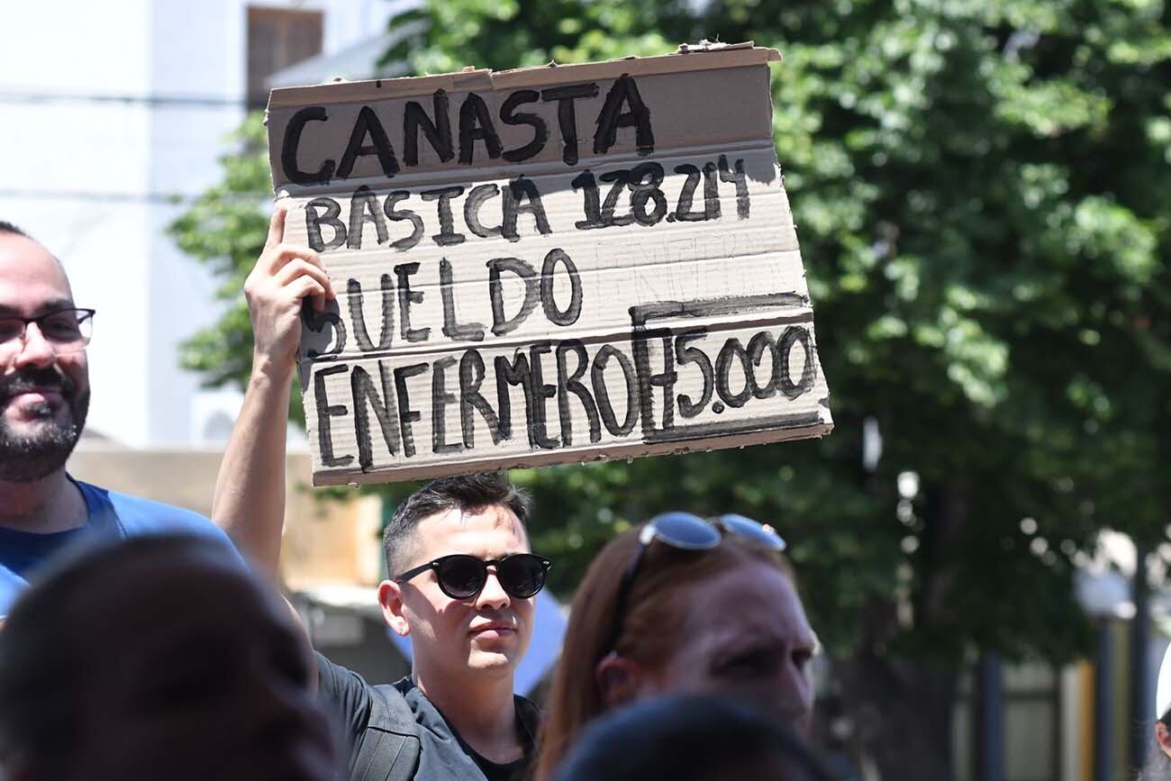 Río Cuarto. Reclamo de trabajadores de todos los servicios de salud del hospital San Antonio de Padua (Tomy Fragueiro/La Voz).