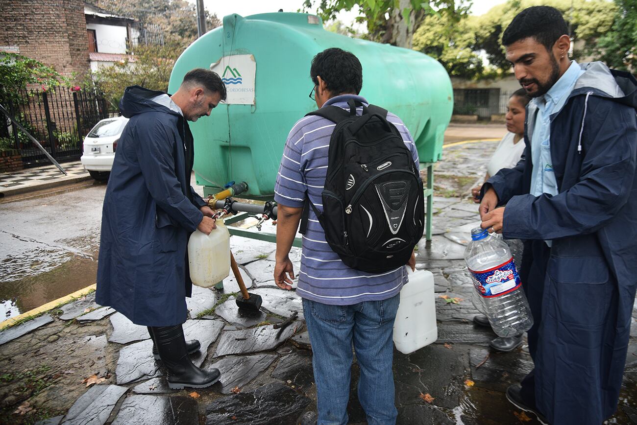 Barrio Iponá Puntos de hidratación en  diferentes sectores de la ciudad por la rotura de un caño de Aguas Cordobesas  Foto: (Pedro Castillo / La Voz)