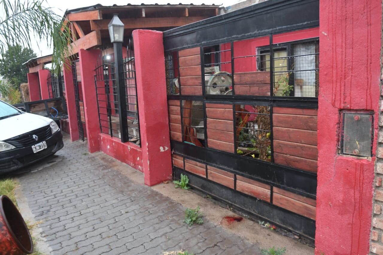 Familiares de la chica atacada por dogos en Barrio Estación Flores. Foto: Ramiro Pereyra