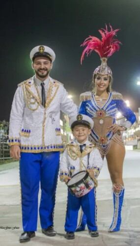 Tania y Nicolás junto a su hijo Noah en los carnavales de Corrientes.