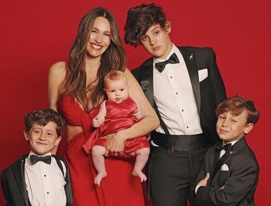 Pampita y Ana, ladys in red y sus tres hermanos, de etiqueta.