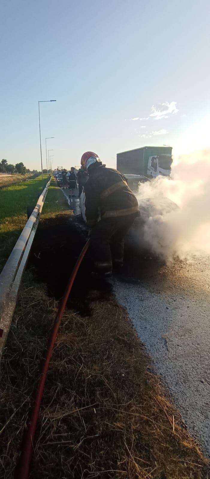 El auto incendiado en Circunvalación. (Policía)