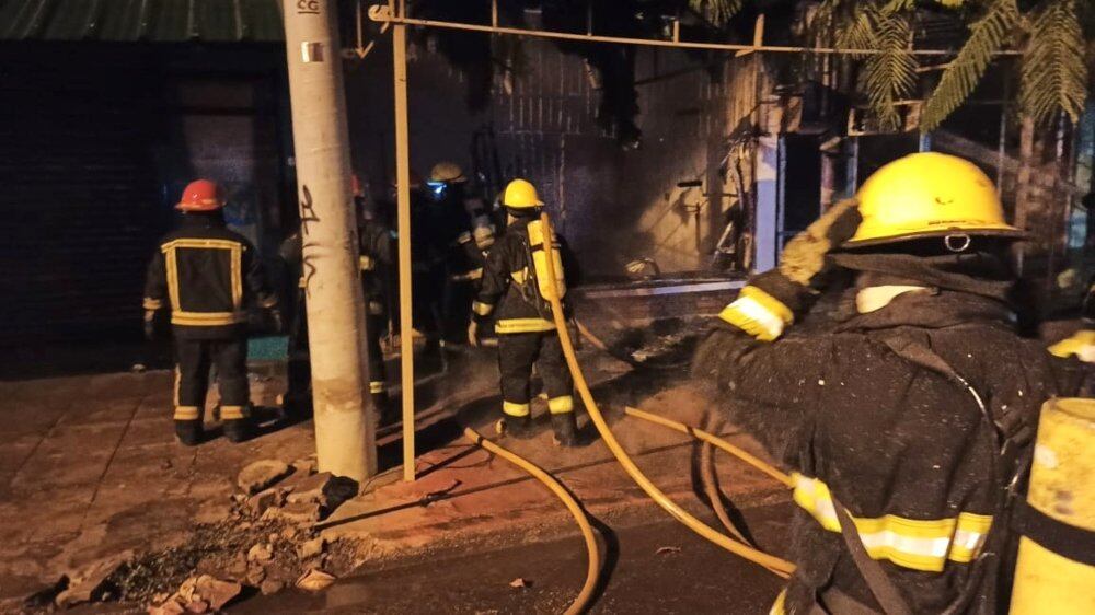 Un voraz incendio afectó a dos locales comerciales en Puerto Iguazú