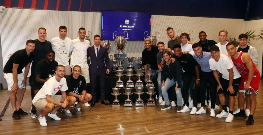 Lionel Messi junto a sus compañeros