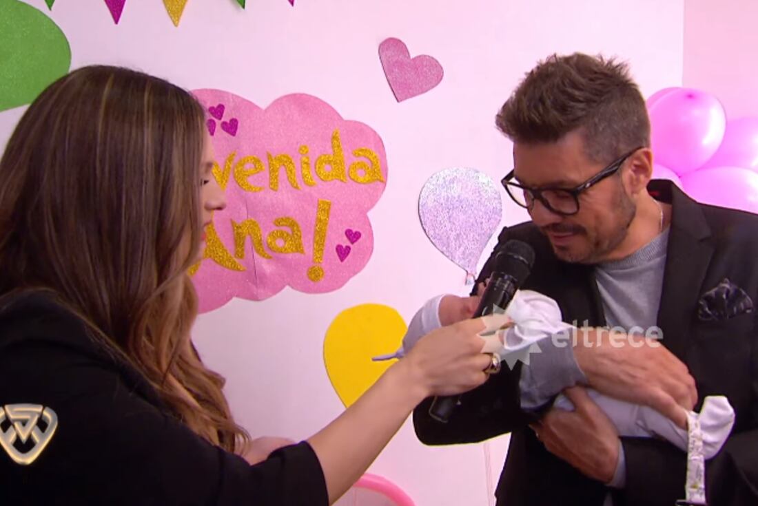 Pampita y Marcelo Tinelli con Ana en brazos. (Captura Youtube)