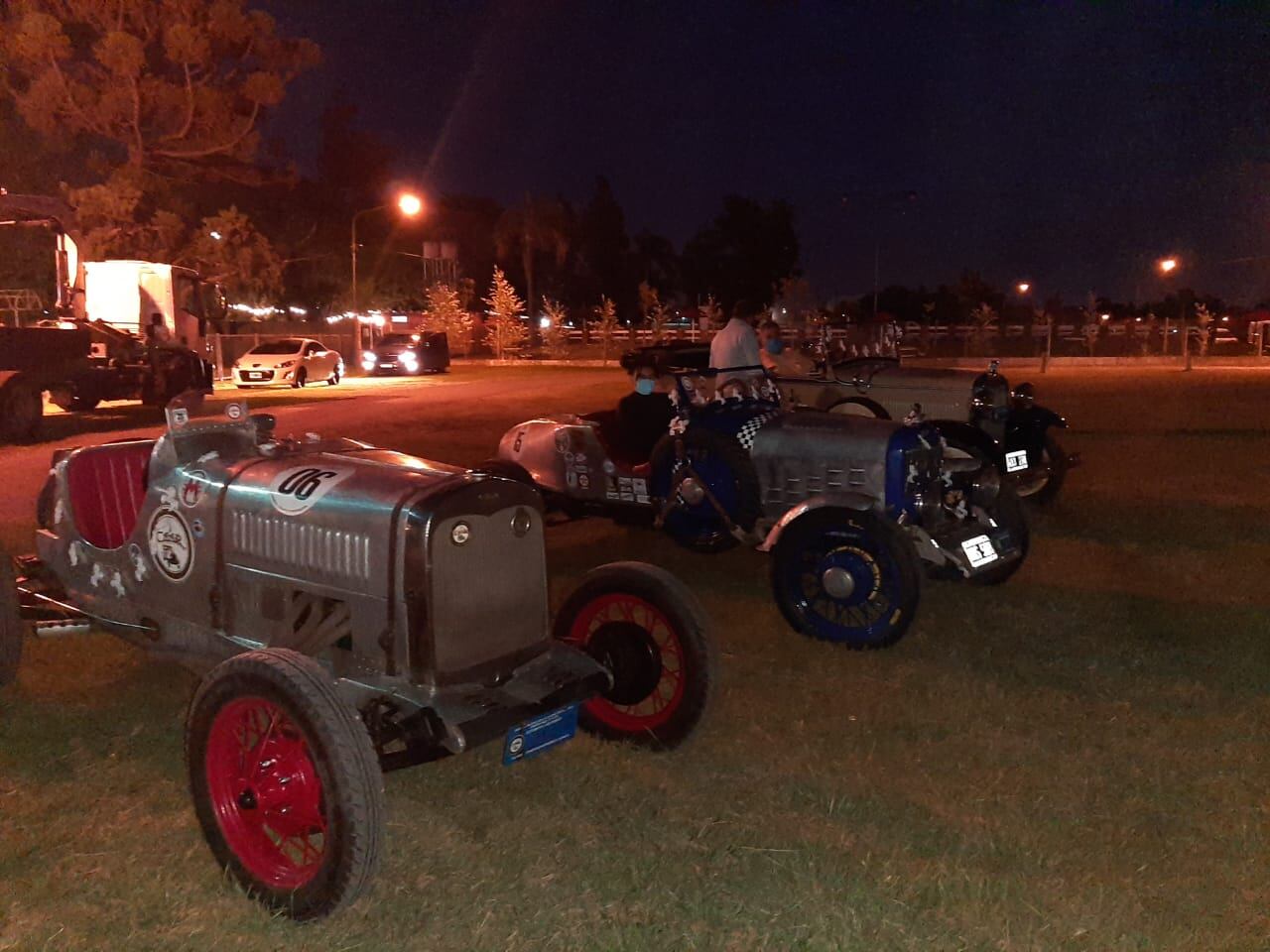 Luego de bajarse de los aviones, Melchor, Gaspar y Baltazar usaron estos autos antiguos