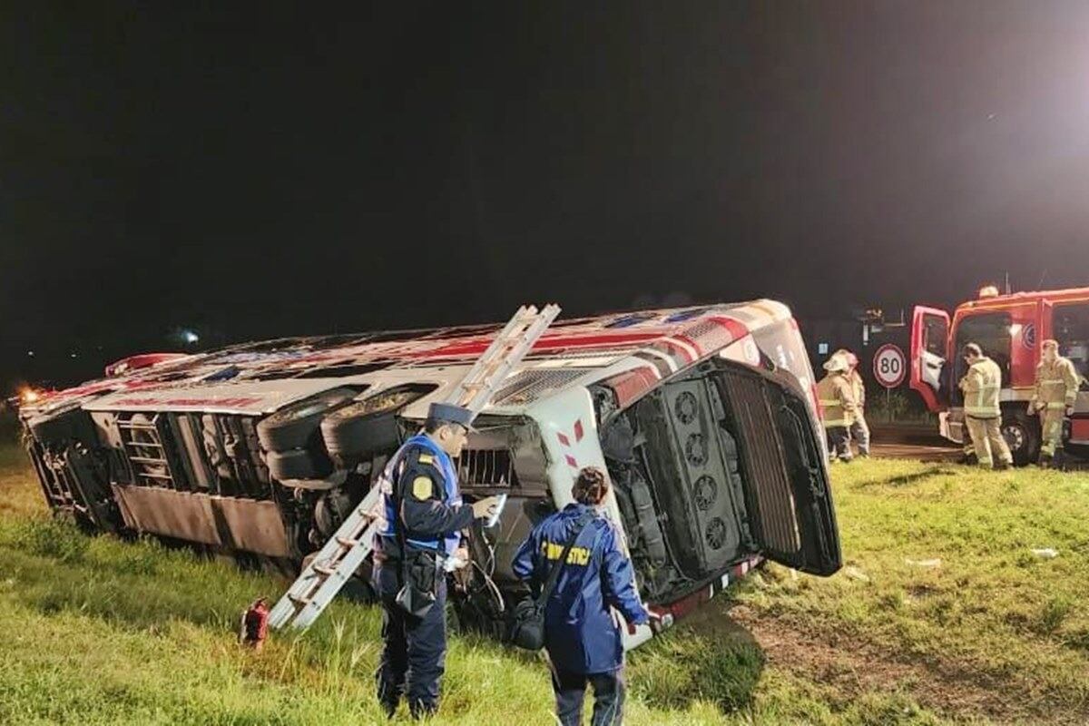 Volcó un omnibus de la empresa Flecha Bus.