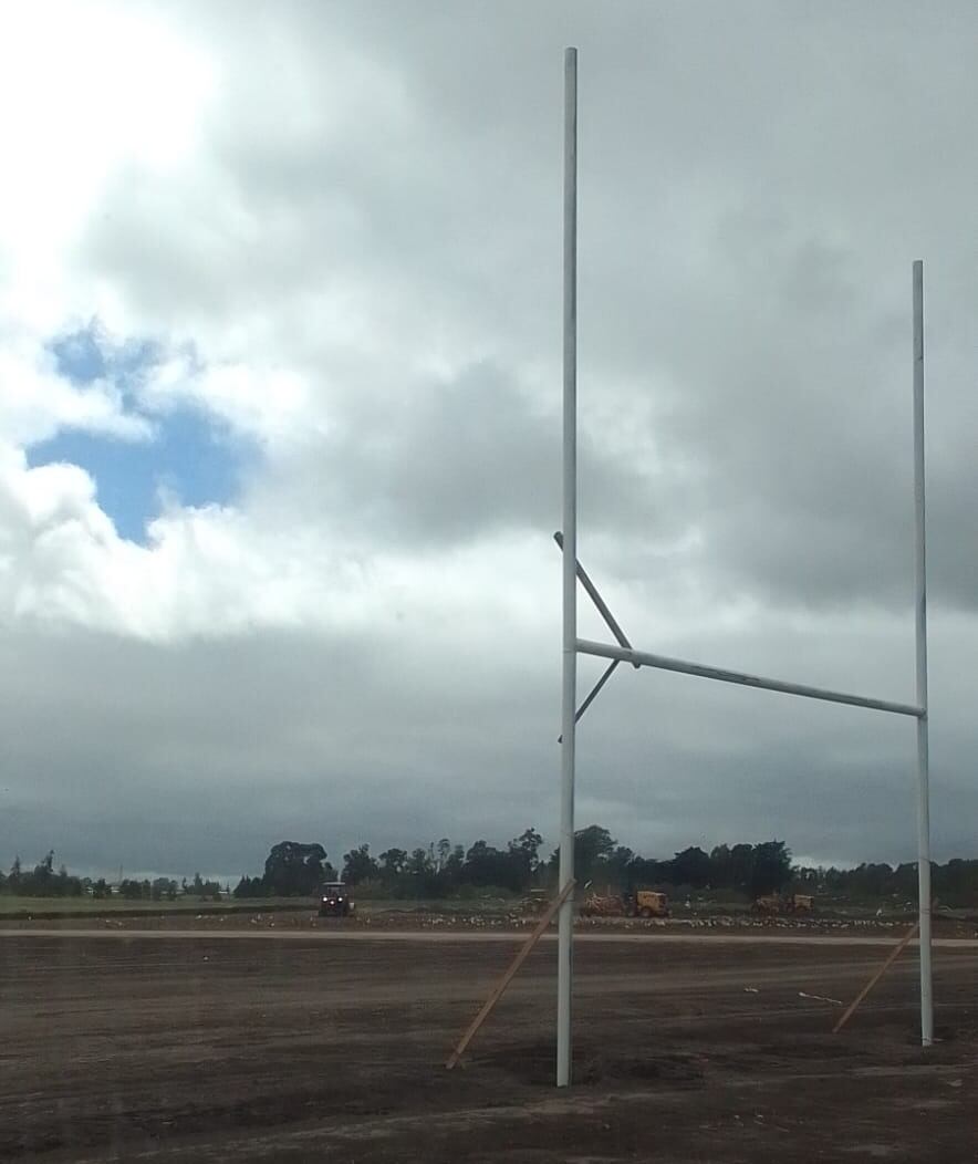 Colocan arcos en las canchas de fútbol y rugby del Polo Educativo de Tres Arroyos