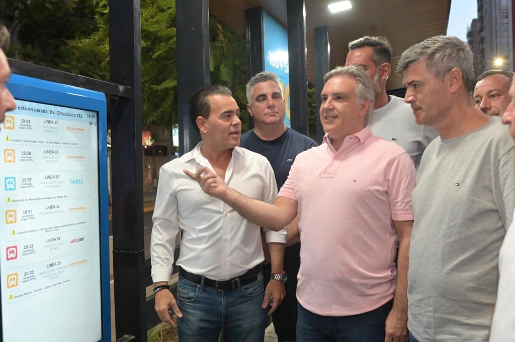 El secretario de Transporte, Marcelo Rodio, el intendente Martín Llaryora y el viceintendente Daniel Passerini, en una de las paradas del Sólo Bus (Municipalidad de Córdoba).