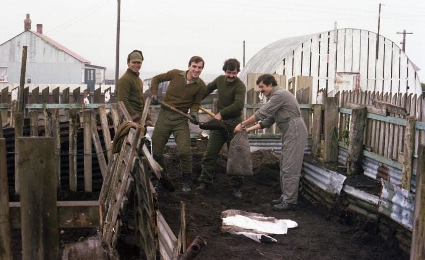 Un veterano de la Guerra de Malvinas recibió una encomienda con fotos de su paso por las Islas.