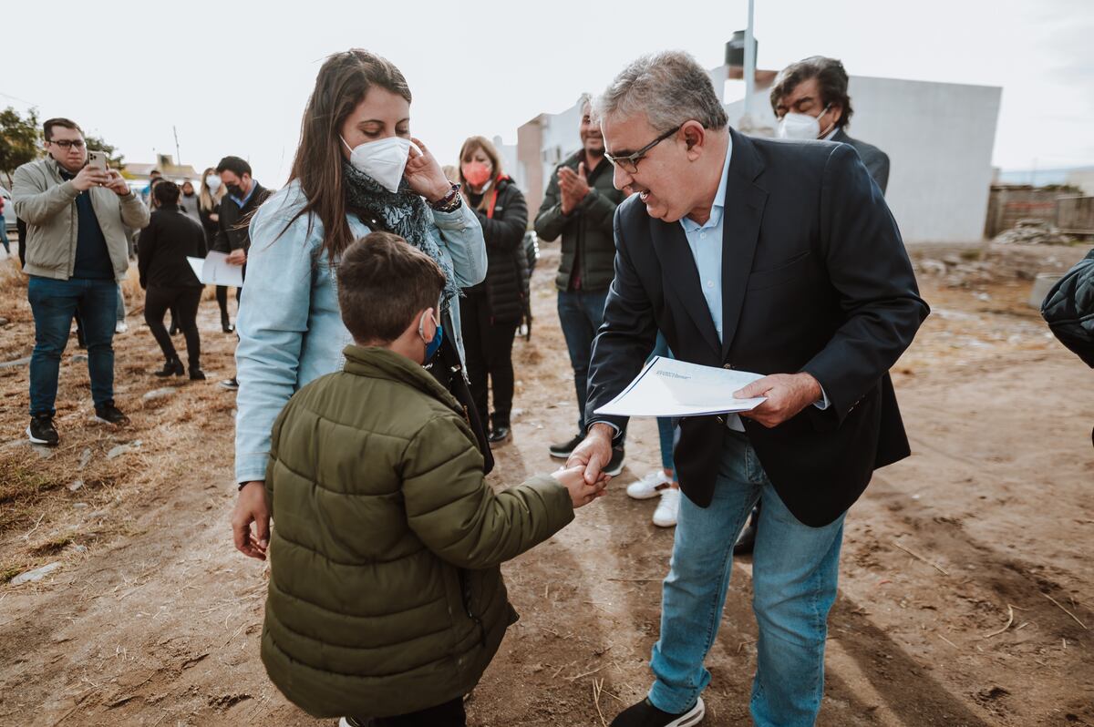 Jalil entregó viviendas en el Loteo Parque Sur