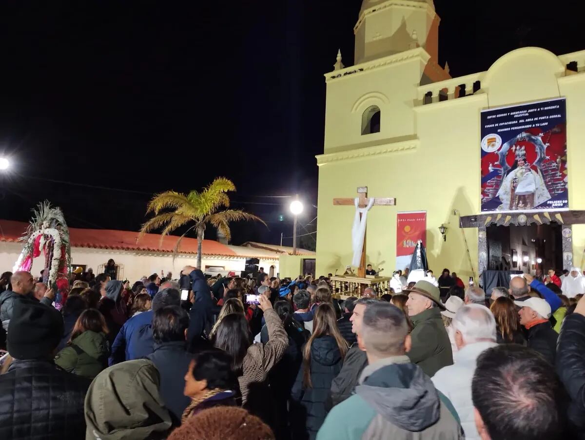 En Tilcara, cientos de visitantes se sumaron a los fieles locales para seguir con solemnidad los ritos de la Semana Santa.