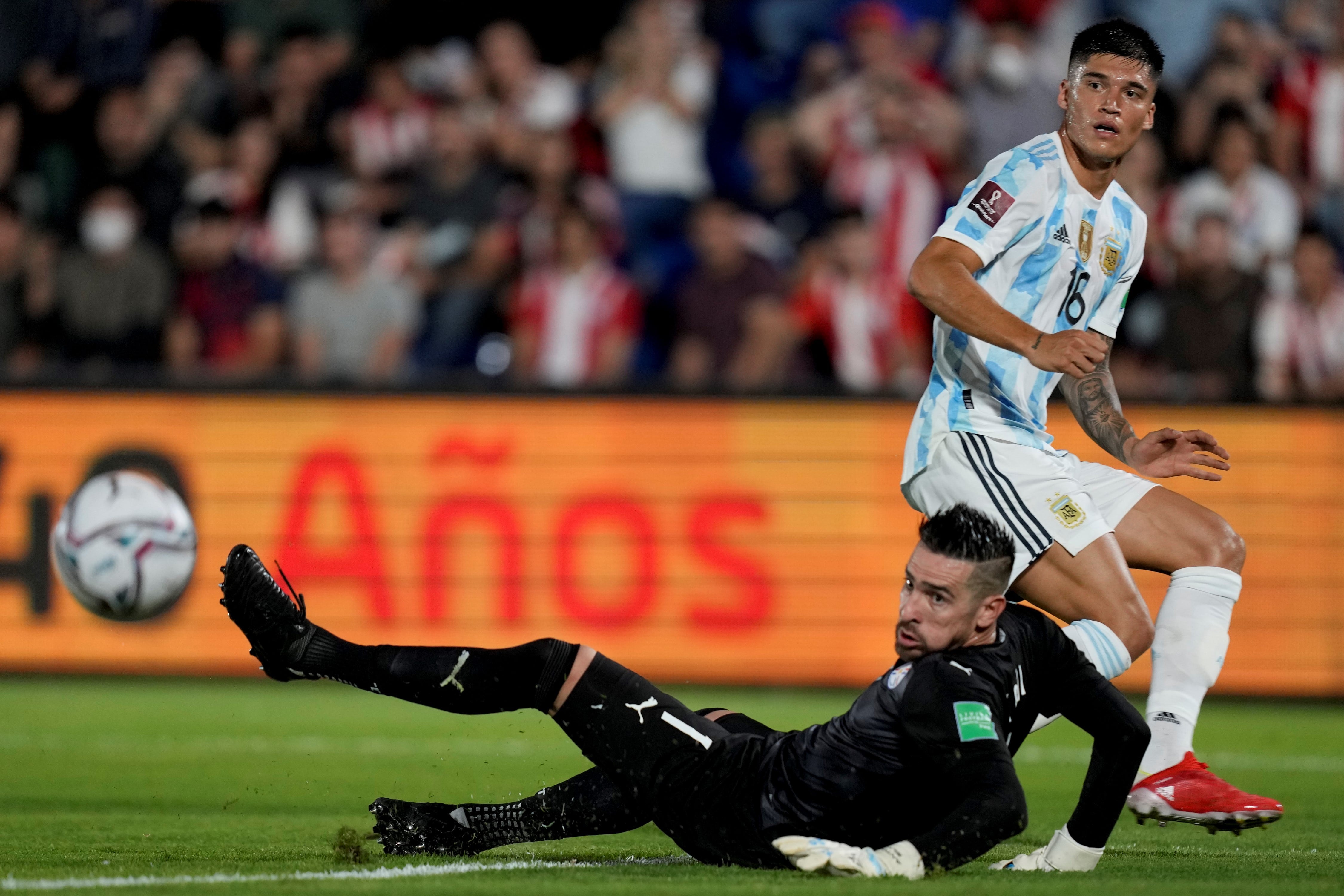 Anthony Silva le tapa el gol a Joaquín Correa, en Argentina ante Paraguay.