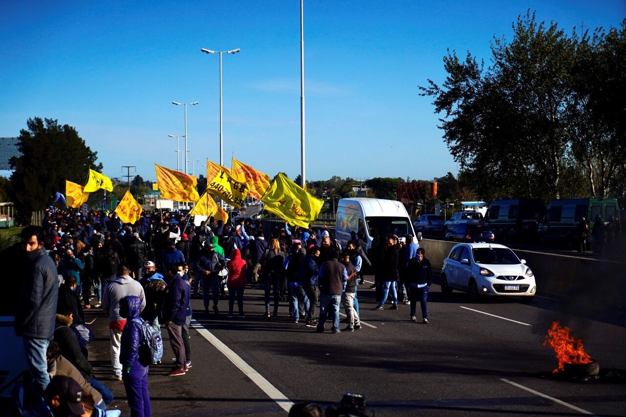 Choferes de colectivo autoconvocados cortan parcialmente la autopista Acceso Oeste.