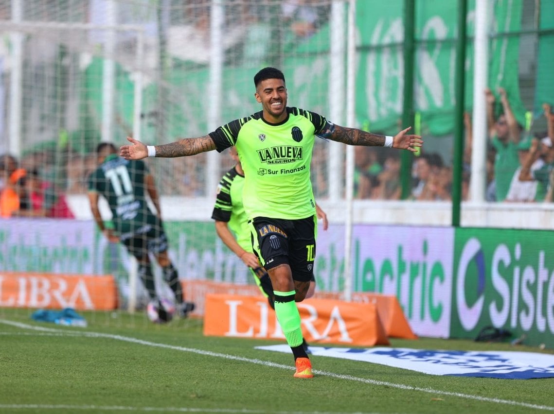 Iván Tapia celebra el 2 a 0 de Barracas Central ante Sarmiento. (Prensa Barracas Central).