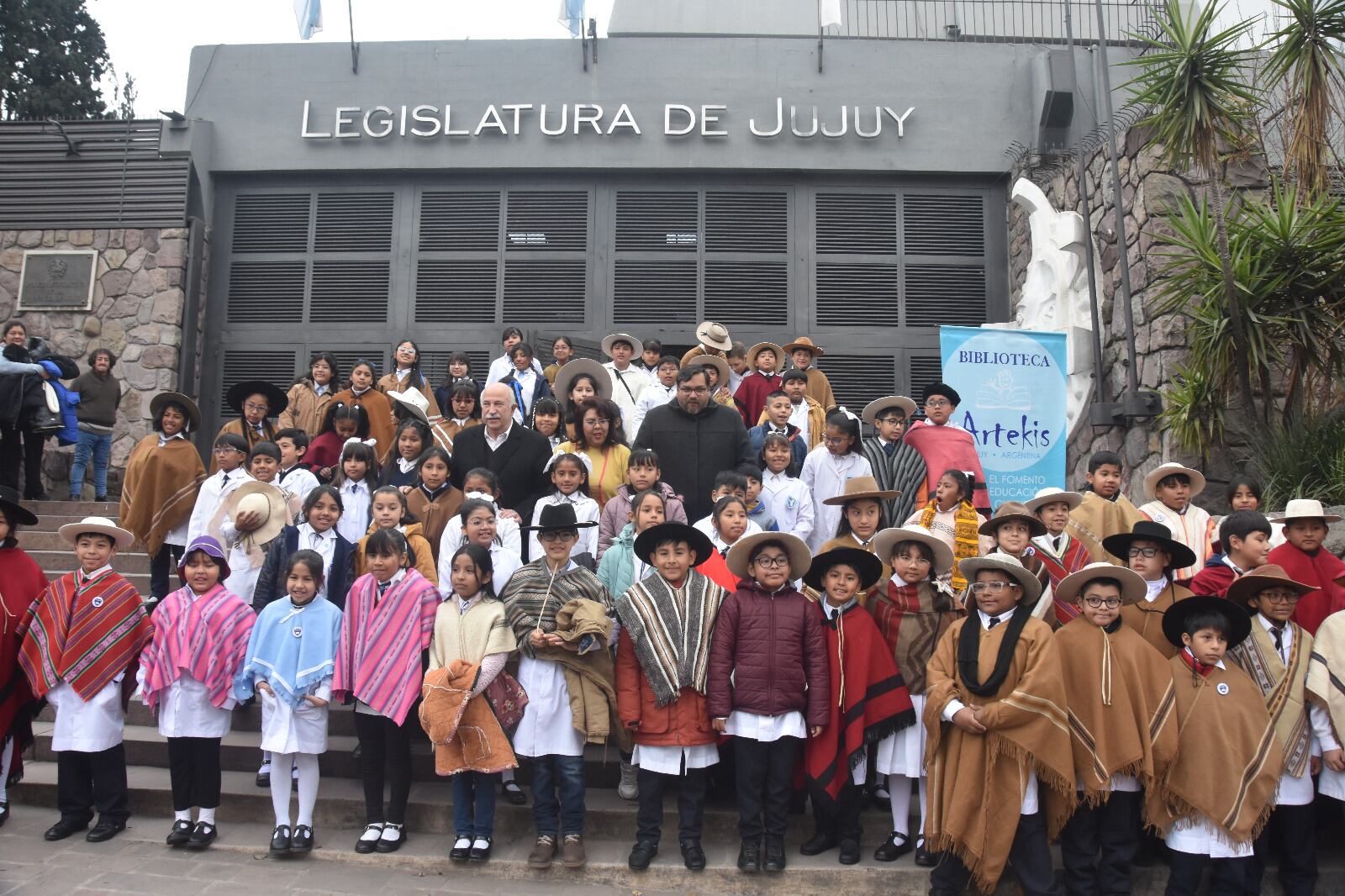 Delegaciones de las escuelas Normal "Juan Ignacio Gorriti", "Pucarita" y "Francisco de Argañaráz" de San Salvador de Jujuy, que confluyeron en el encuentro.