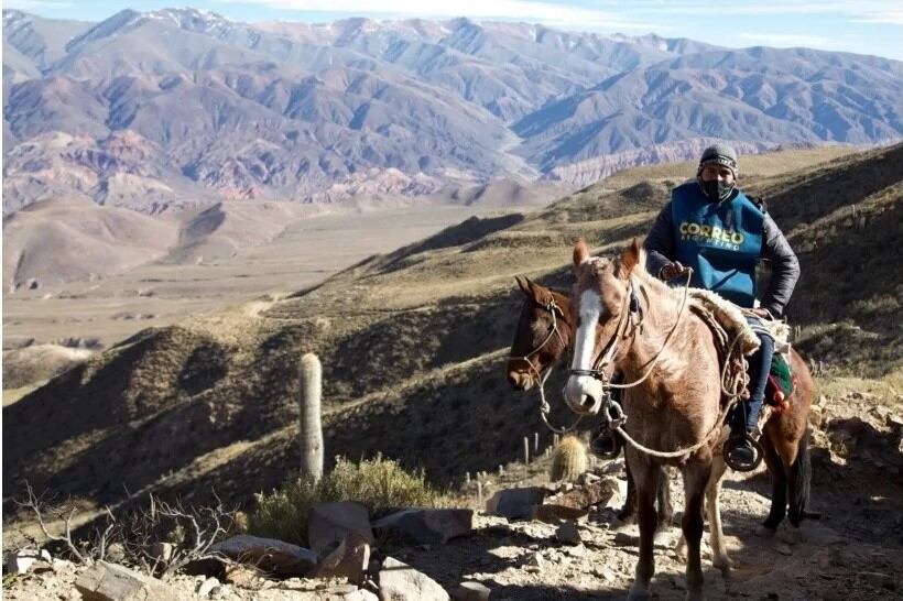 Más de doce horas demanda la travesía por las montañas, hasta llegar a Molulo, donde están habilitados para votar unos 160 electores.