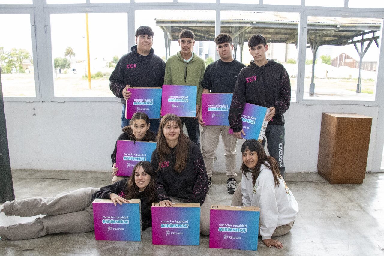 Alumnos de diferentes colegios recibieron computadoras